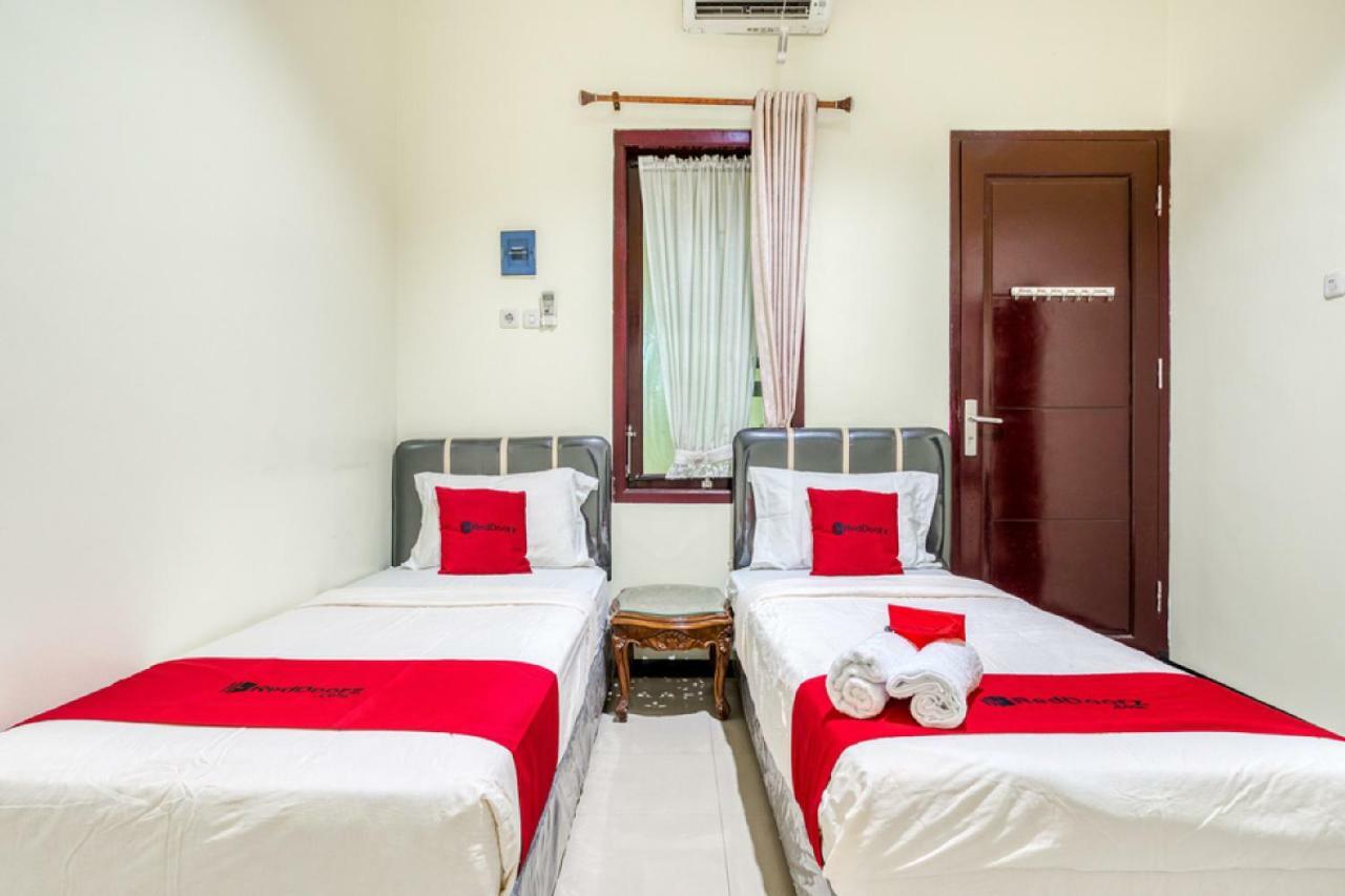 เรดดอร์ซ ชาเรียะฮ์ แอท เกตินตัง ซูราบายา Hotel สุราบายา ภายนอก รูปภาพ